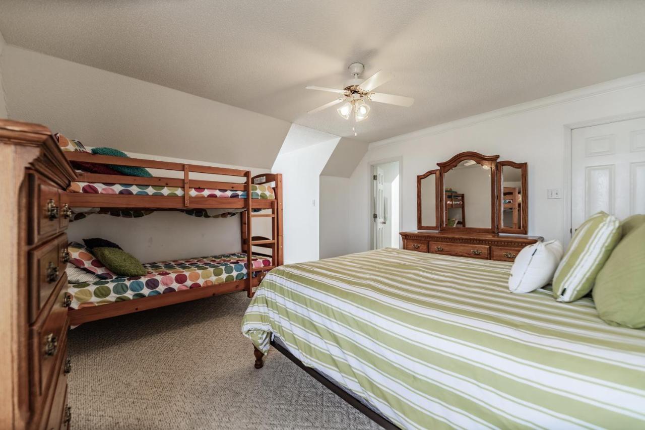 Relaxation - Large Bay Front Home Has Everything You Need For The Perfect Dauphin Island Family Holiday! Home Exterior foto