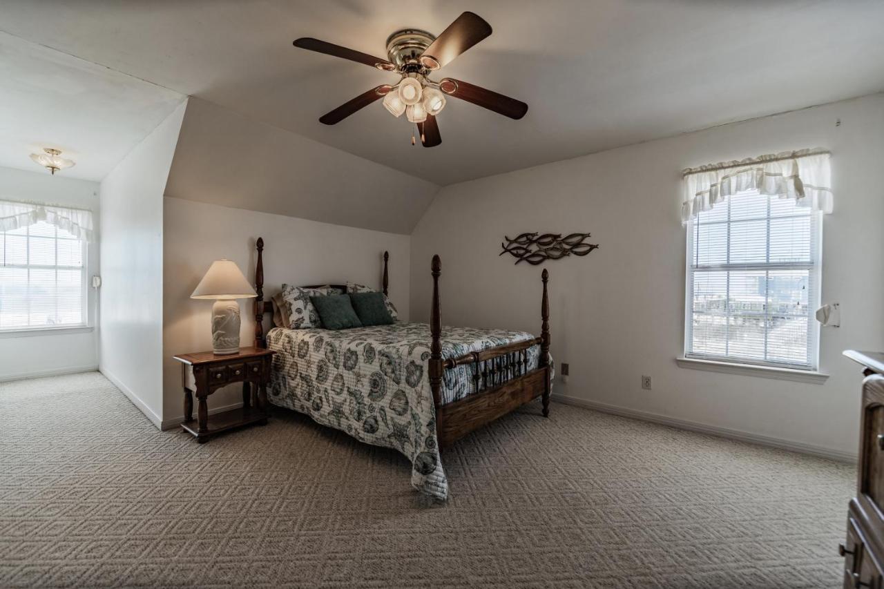 Relaxation - Large Bay Front Home Has Everything You Need For The Perfect Dauphin Island Family Holiday! Home Exterior foto